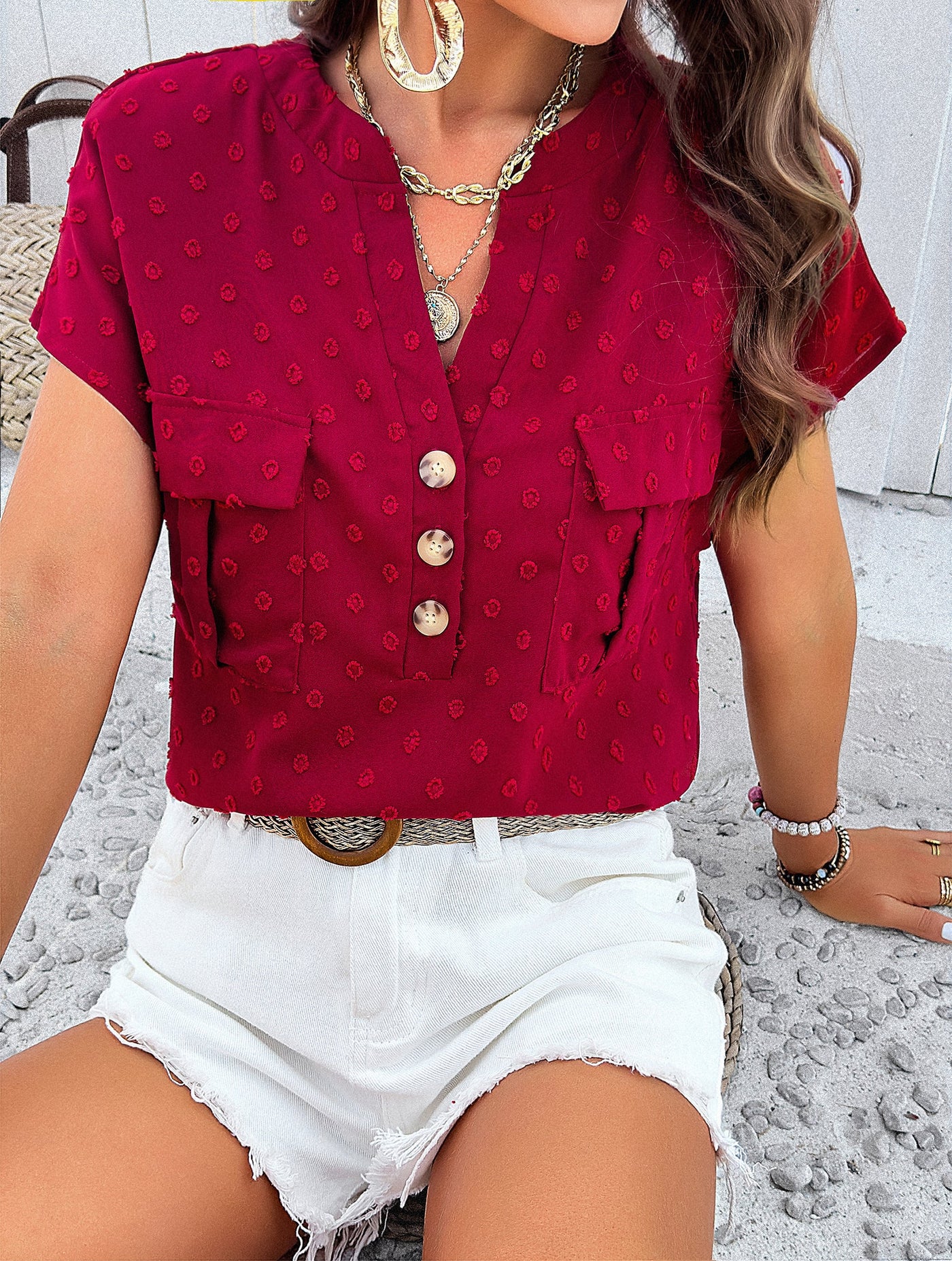 Blusa de manga corta con lunares texturizados y bolsillos delanteros