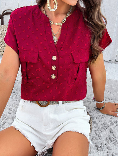 Blusa de manga corta con lunares texturizados y bolsillos delanteros
