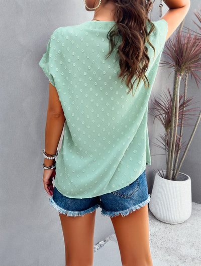 Blusa de manga corta con lunares texturizados y bolsillos delanteros