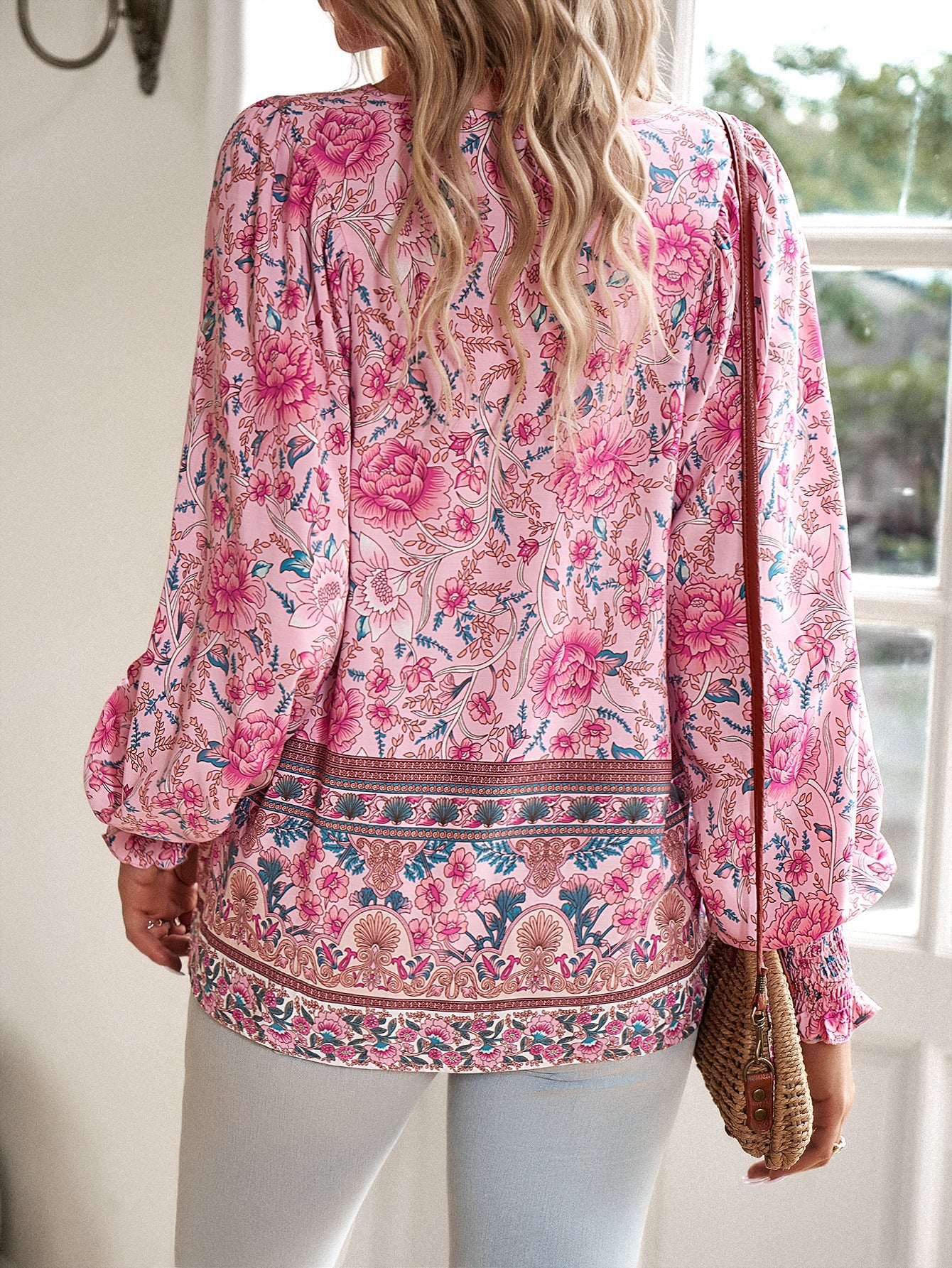 Blusa con lazo en el cuello y estampado floral bohemio