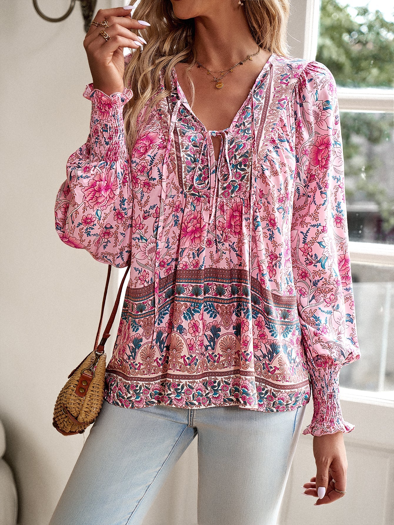 Blusa con lazo en el cuello y estampado floral bohemio