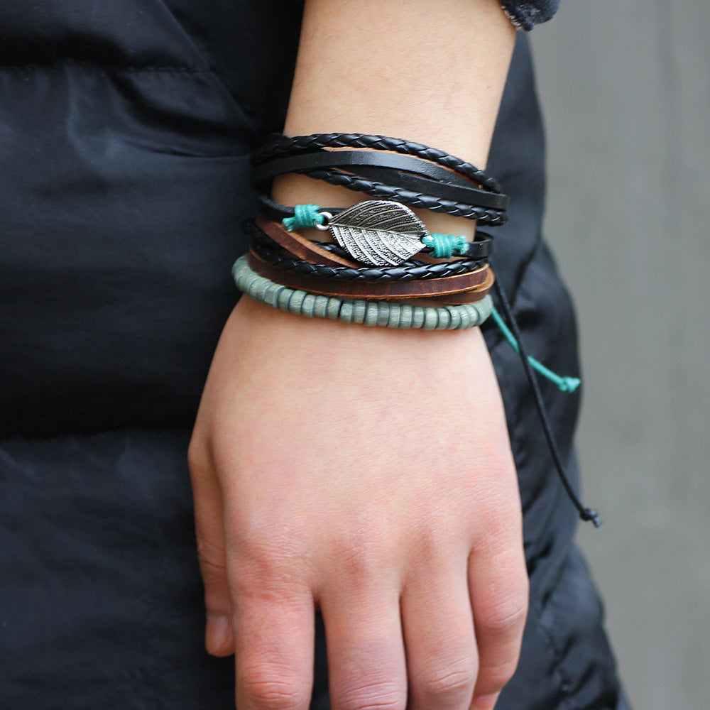 Lot de trois bracelets combinés en cuir et perles en forme de feuille