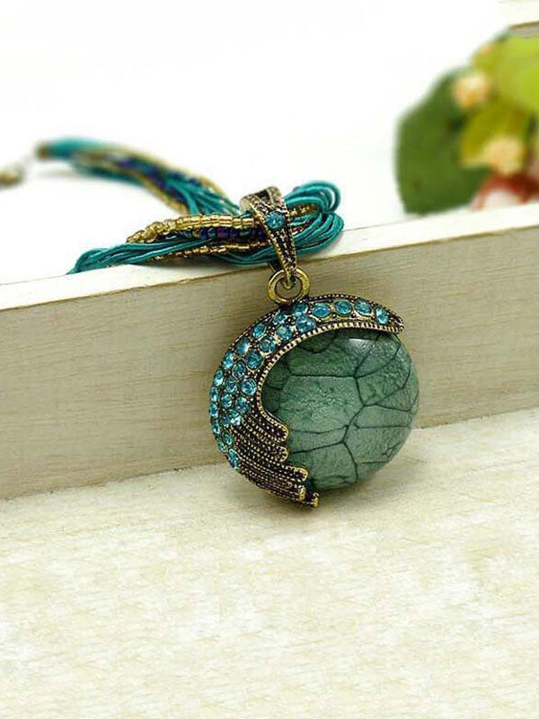 Collier avec pendentif en pierre craquelée blanche tissée