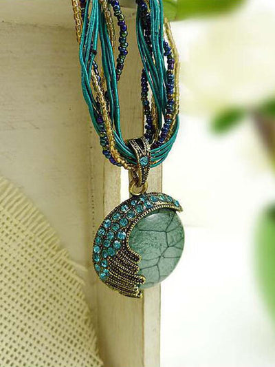 Collier avec pendentif en pierre craquelée blanche tissée
