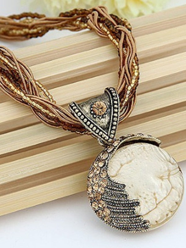 Collier avec pendentif en pierre craquelée blanche tissée