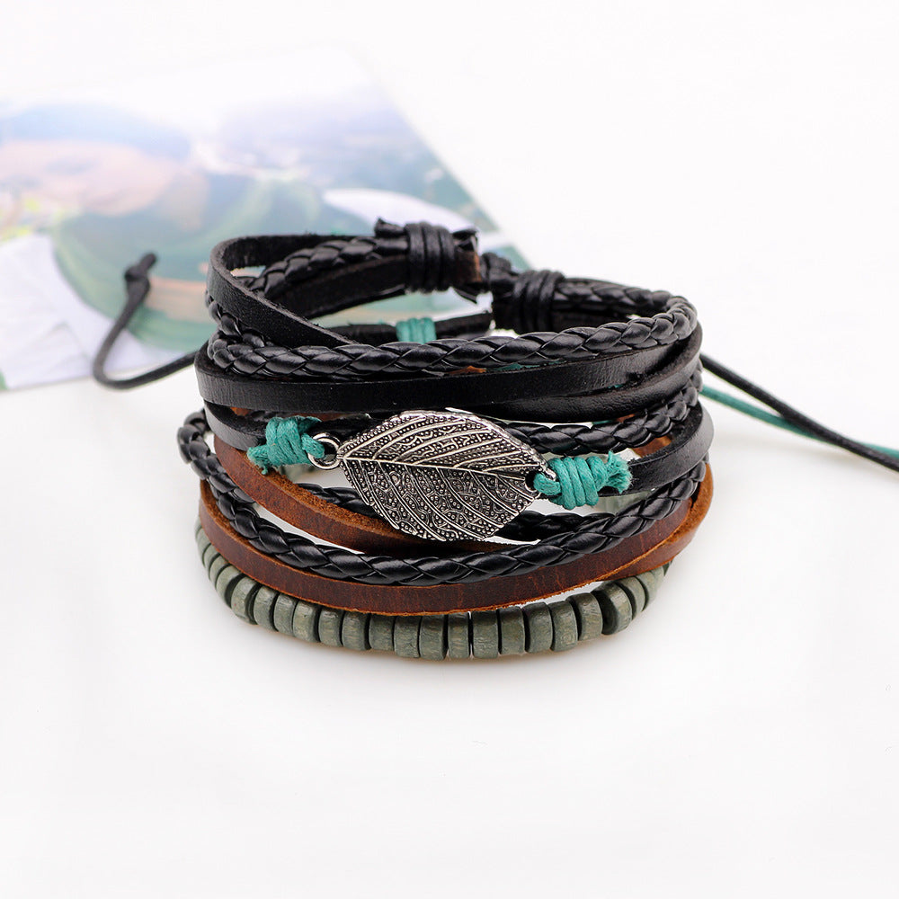 Lot de trois bracelets combinés en cuir et perles en forme de feuille